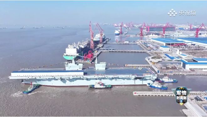 076型两栖攻击舰：有电磁弹射和阻拦技术国外称其“航空母舰”(图1)