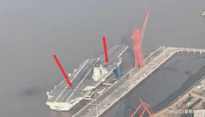 12万余吨巨舰同框！福建舰起降印迹明显076甲板弹射器呼之欲出(图3)