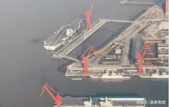 12万余吨巨舰同框！福建舰起降印迹明显076甲板弹射器呼之欲出