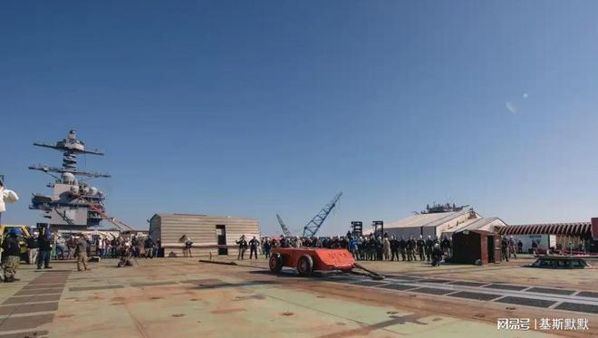 12万余吨巨舰同框！福建舰起降印迹明显076甲板弹射器呼之欲出(图4)