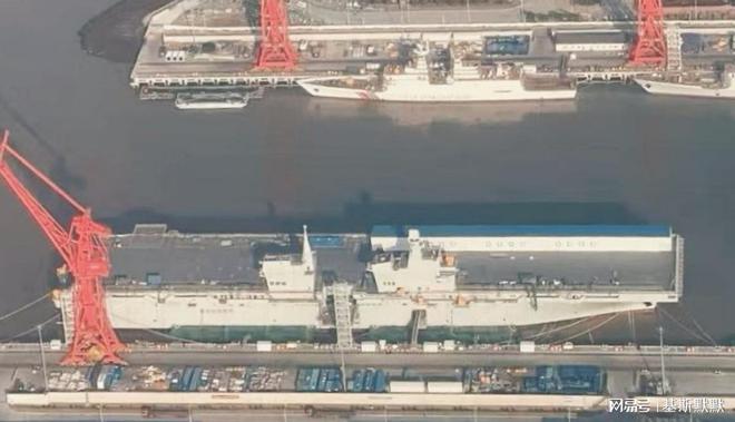 12万余吨巨舰同框！福建舰起降印迹明显076甲板弹射器呼之欲出(图2)
