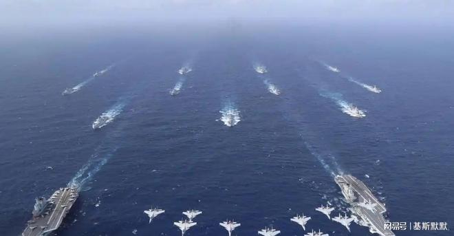 12万余吨巨舰同框！福建舰起降印迹明显076甲板弹射器呼之欲出(图9)