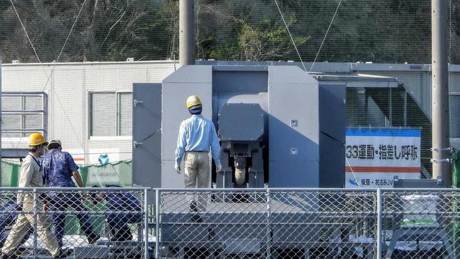 外媒曝光！4月9号测试电磁炮实验船上炮口清晰可见(图7)