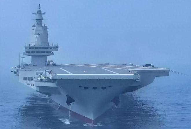 外媒曝福建舰服役在即美网友：中国疯了两栖攻击舰也搞电弹？(图1)