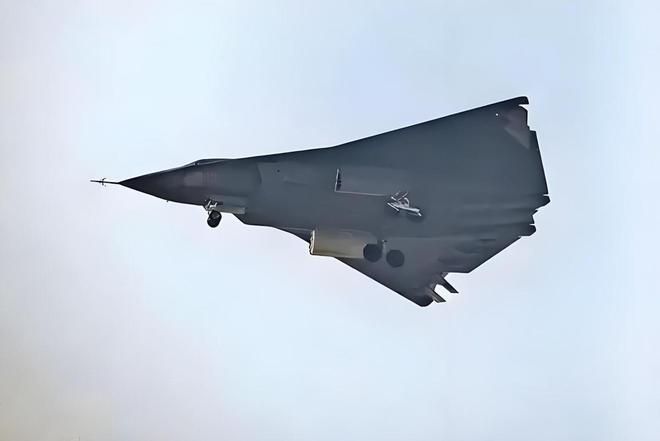 外媒曝福建舰服役在即美网友：中国疯了两栖攻击舰也搞电弹？(图9)
