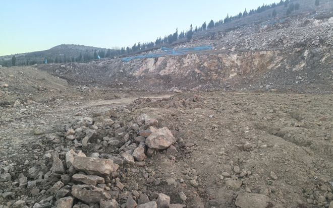 养牛场的秘密：两年多未见一头牛每天盗采数十车矿石倒卖(图1)